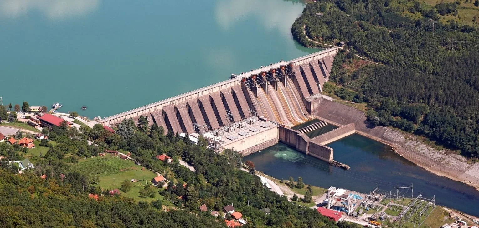 Hydropower dam and hydroelectric energy generation